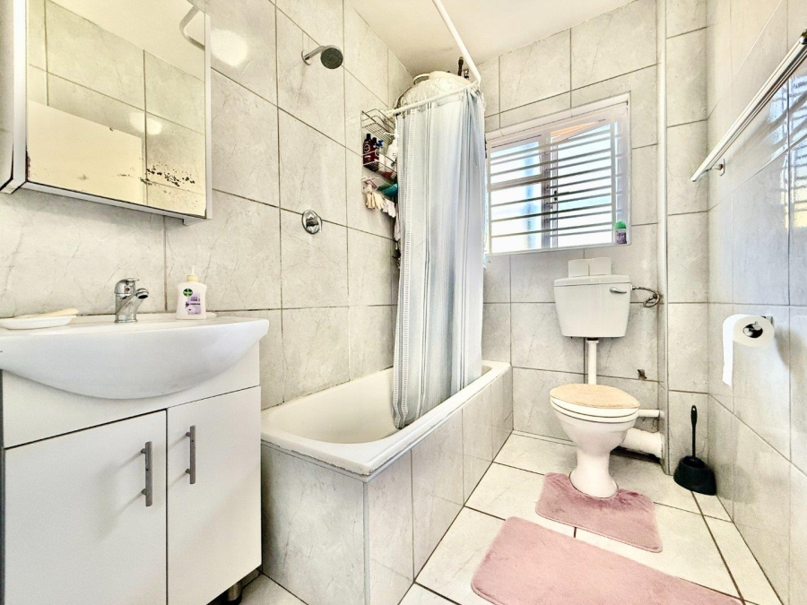 2 Bedroom Property for Sale in Harfield Village Western Cape